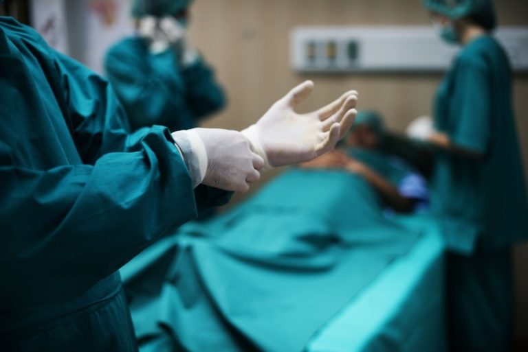 Des médecins qui utilisent les nouveles techniques chirurgicales en matière de proctologie.
