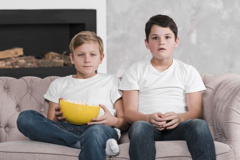 Deux enfants atteints d'obésité infantile à cause des publicités télévisées sur les produits trop gras, trop sucrés, trop salés.
