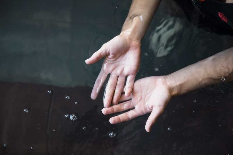 Mains fripées dans l'eau.