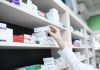 Une pharmacienne qui pioche dans les dernières boîtes d'antidépresseurs restantes.