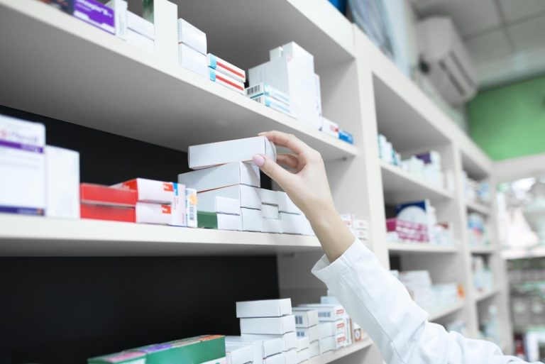 Une pharmacienne qui pioche dans les dernières boîtes d'antidépresseurs restantes.