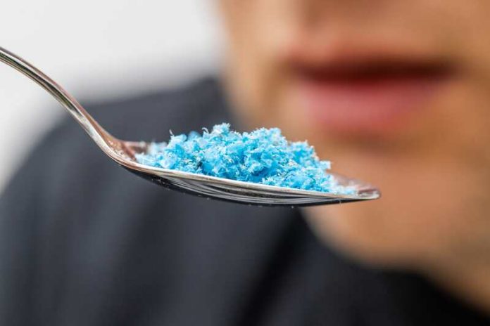 présence micro plastiques cerveau organisme nourriture Ma Santé Un homme qui mange inconsciemment des microplastiques.