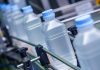 Une chaîne de production de sérum physiologique.