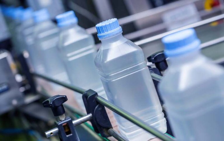 Une chaîne de production de sérum physiologique.