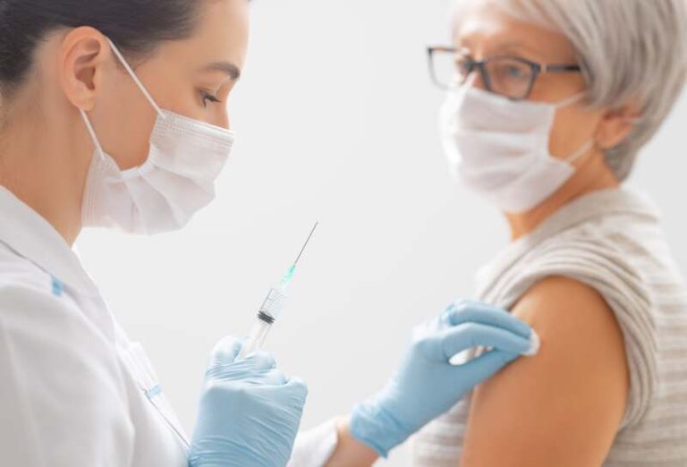 Une personne âgée qui se fait vacciner avec le vaccin Efluelda.