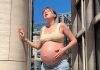Grossesse et canicule : un danger aggravé par le changement climatique Une femme enceinte qui souffre des fortes chaleurs liées au changement climatique.