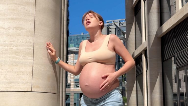 Une femme enceinte qui souffre des fortes chaleurs liées au changement climatique.