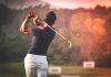 Pesticides : habiter près d’un golf augmente-t-il le risque de Parkinson ? Un homme qui joue au golf sur un terrain traité avec des pesticides.