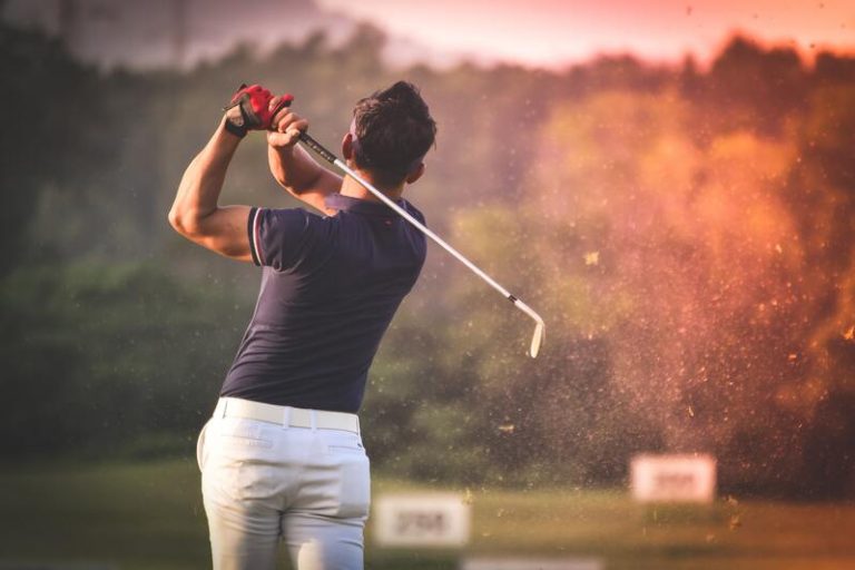 Un homme qui joue au golf sur un terrain traité avec des pesticides.
