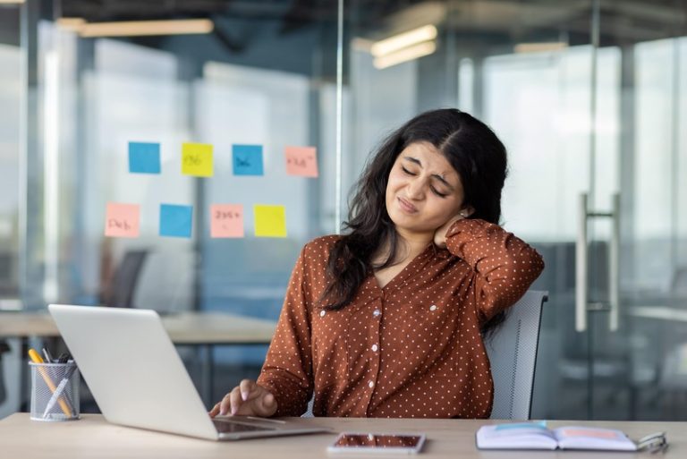 Une femme assise toute la journée qui s'expose à un vieillissement prématuré de son cerveau.