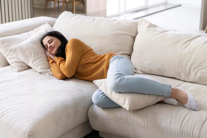 sommeil polyphasique ma sante Femme qui dort sur son canapé.