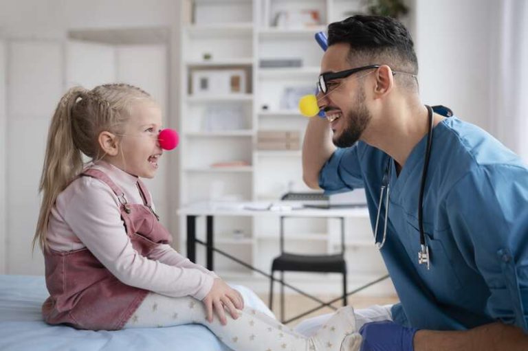 Un docteur clown qui fait rire une enfant hospitalisée.