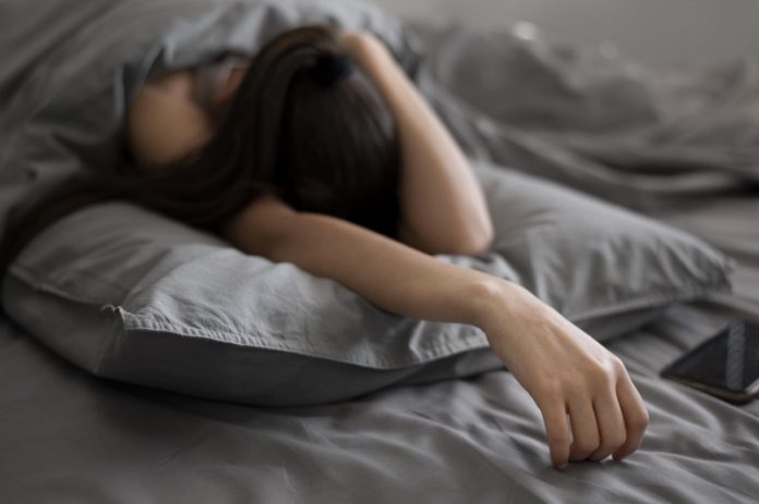 trois nuits de sommeil insuffisants affectent votre santé cardiovasculaire Ma Santé Une femme qui a trop peu dormi et ressent des effets sur sa santé cardiovasculaire.