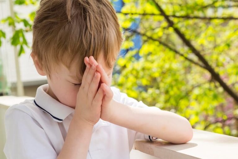 Un enfant victime de maux de têtes, premiers symptômes d'une méningite.