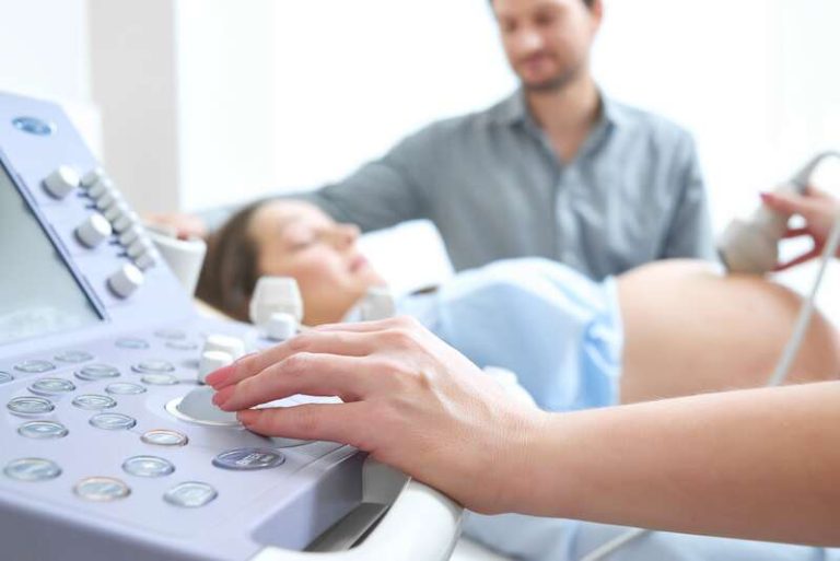 Une femme enceinte qui fait un dépistage CMV au troisième mois de grossesse.