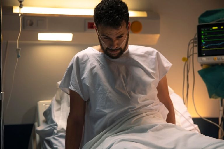 Un homme souffrant du ventre à l'hôpital.