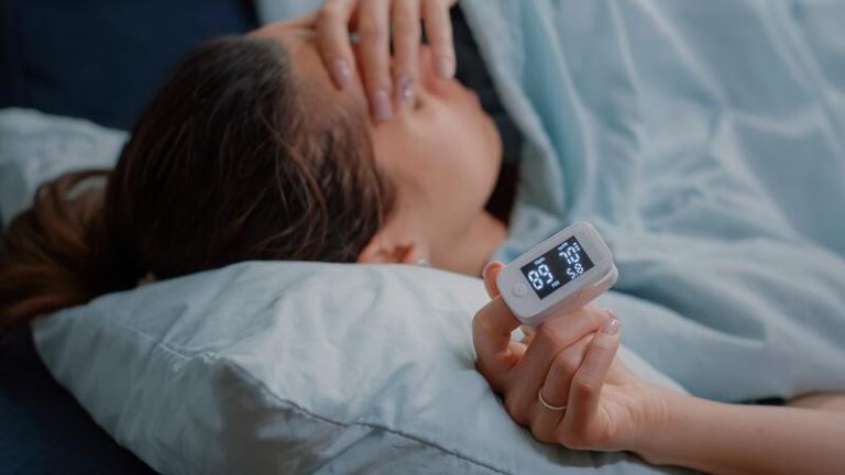 Une femme qui souffre d'hypertension à cause d'une sur consommation de réglisse.Une femme qui souffre d'hypertension à cause d'une surconsommation de réglisse.
