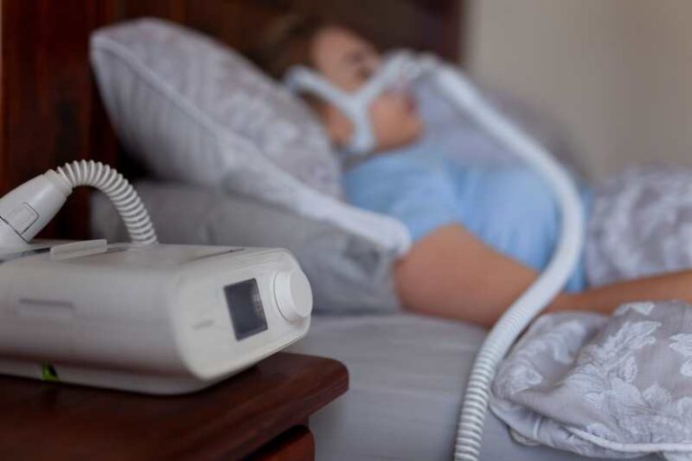 Une femme atteinte d'apnée du sommeil, phénomène aggravé par le réchauffement climatique.