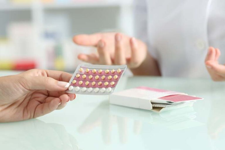 Une femme qui se rend au Planning Familial pour s'informer sur la contraception.
