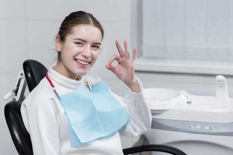 Une femme satisfaite des bons plans santé en Auvergne-Rhône-Alpes.