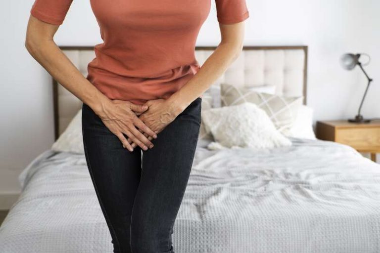 Une femme avec une bartholinite qui a des douleurs vulvaires importantes.