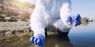 Scandale des PFAS : poissons, œufs, eau du robinet… alerte aux polluants éternels en Europe ! Un scientifique qui teste les eaux pour examiner la concentration de PFAS présent en Europe.