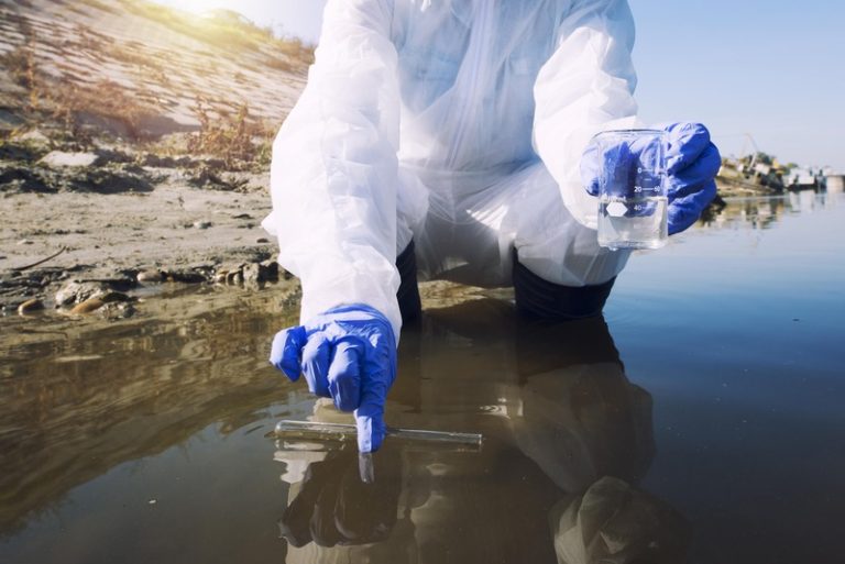 Un scientifique qui teste les eaux pour examiner la concentration de PFAS présent en Europe.