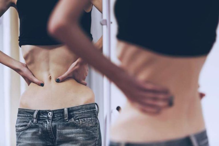 Une femme maigre qui continue de perdre du poids pour avoir le summer body.