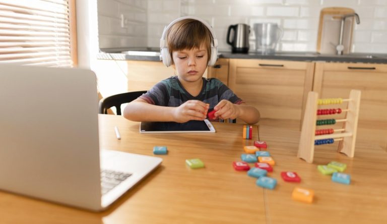 Un enfant qui passe le test d'autisme créé grâce à l'IA.