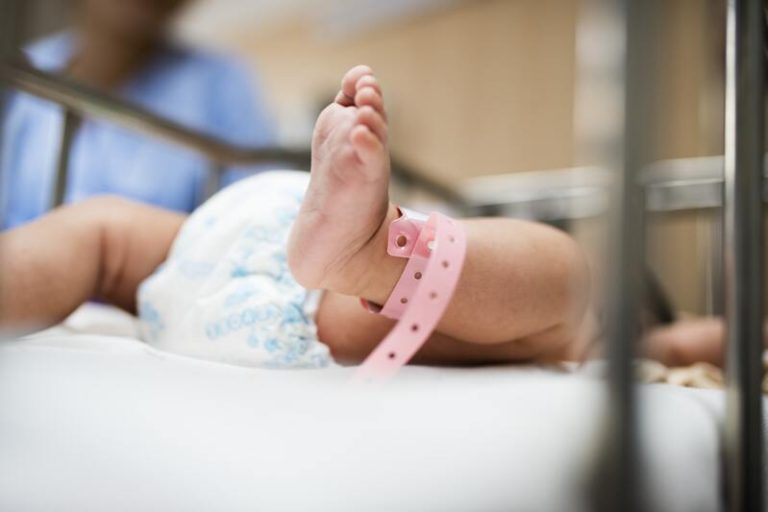Un bébé né par césarienne.