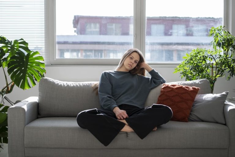 Une femme atteinte d'endométriose et du Covid long en même temps.