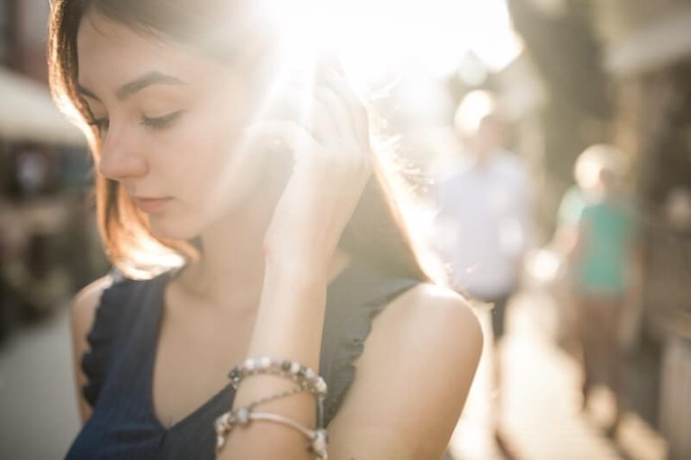 Une jeune femme accablée par la chaleur.