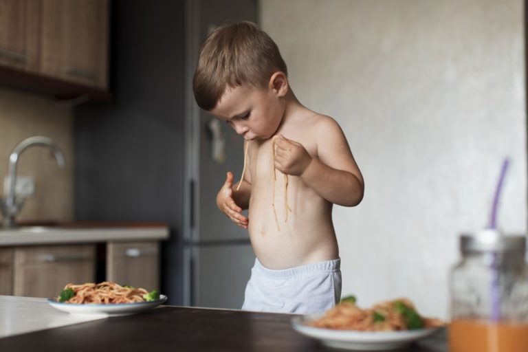 Un enfant qui mange des pâtes contaminées par du cadmium.