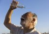 Soleil et fortes chaleurs : quels sont les signes d’une l’intoxication solaire ? Un homme qui subit une intoxication solaire.
