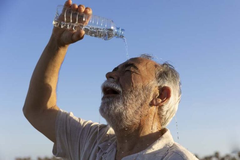 Un homme qui subit une intoxication solaire.