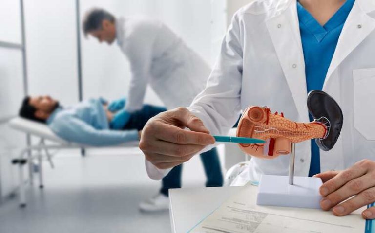 Un médecin qui montre les dégâts de l'alcool sur le pancréas.