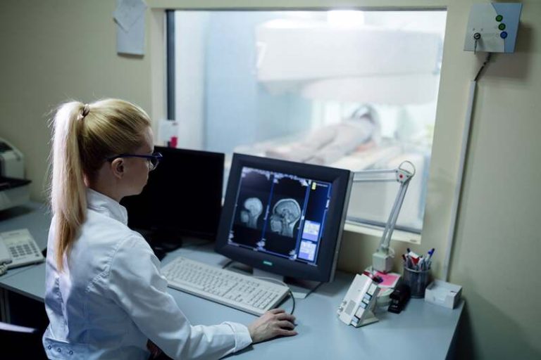 Une femme sous surveillance IRM pour suspicion de méningiome à cause de progestatifs puissants.
