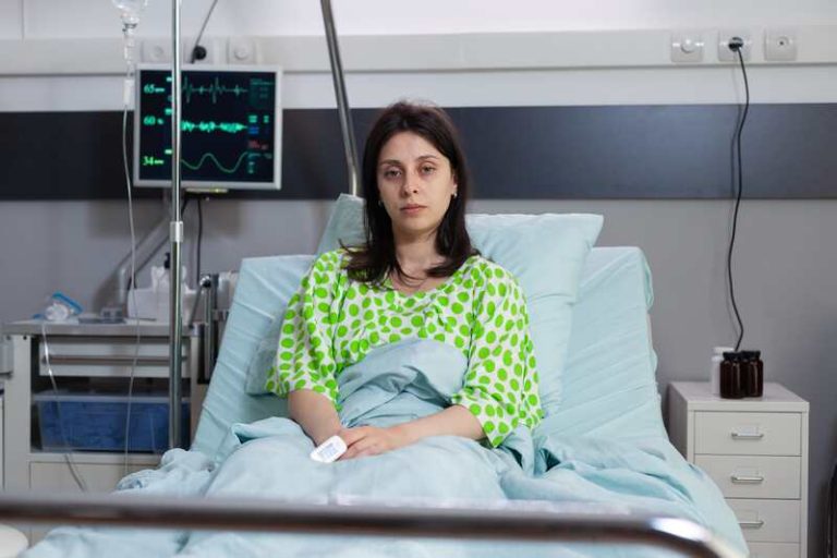Une femme atteinte d'une maladie cardiovasculaire dans un lit d'hôpital.