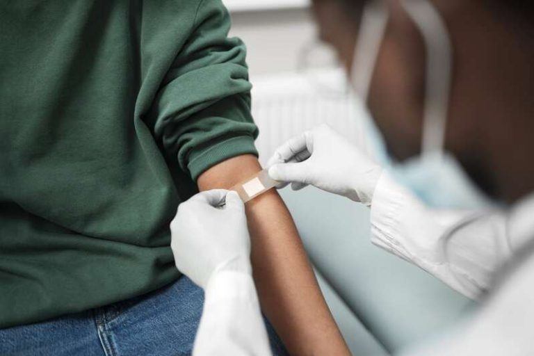 Une femme malade du VIH qui se fait injecter Yeztugo.