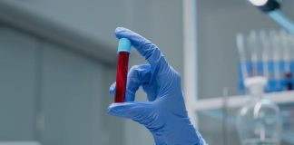 Pénurie de donneurs : vers un sang artificiel universel ? Un chercheur japonais en train de créer du sang artificiel humain dans un laboratoire.