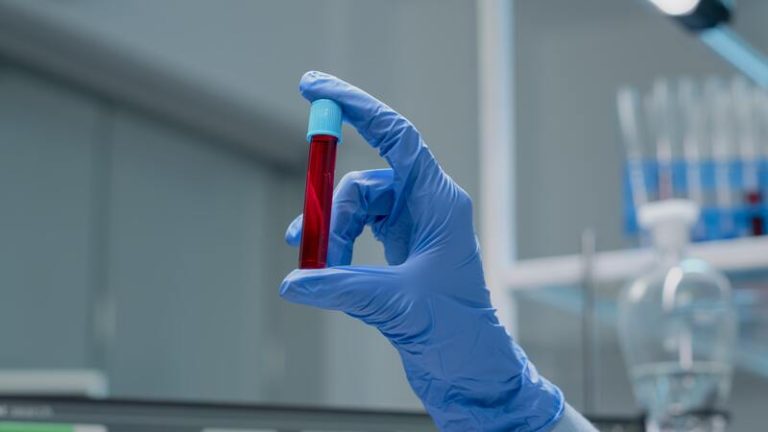 Un chercheur japonais en train de créer du sang artificiel humain dans un laboratoire.