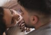 Un couple qui s'embrasse et se transmette la dépression.