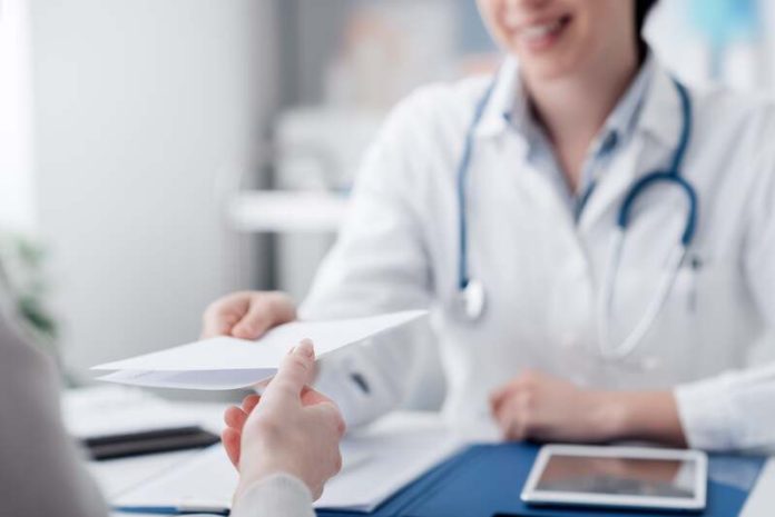 Un médecin qui prescrit des médicaments anti-obésité.