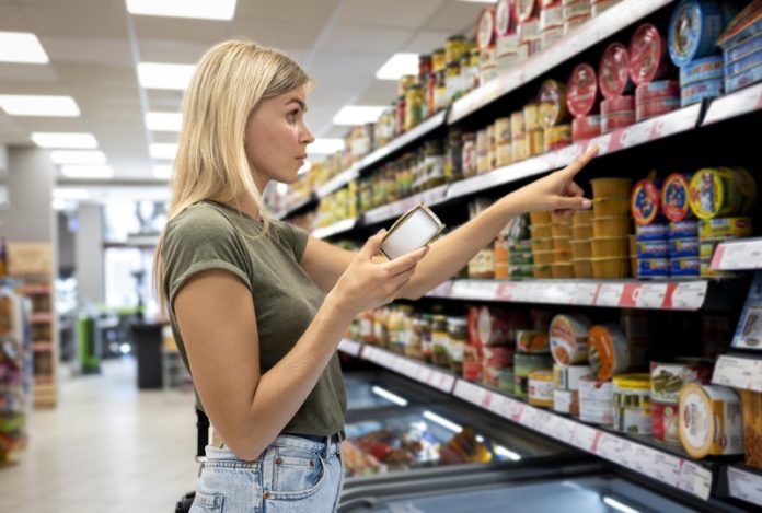 produits alimentation hyperprotéinés protéines animales végétales Ma Santé Une femme qui fait ses courses et qui prend essentiellement des produits hyperprotéinés.