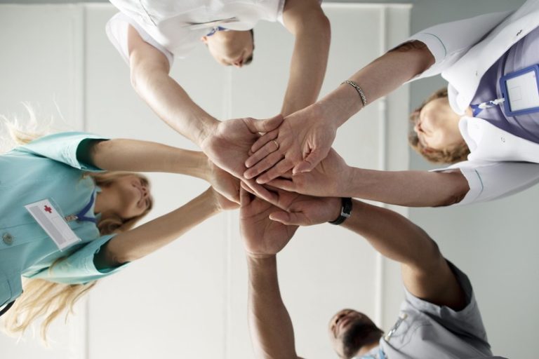 Une équipe d'infirmiers qui fête la nouvelle réforme de leur métier.