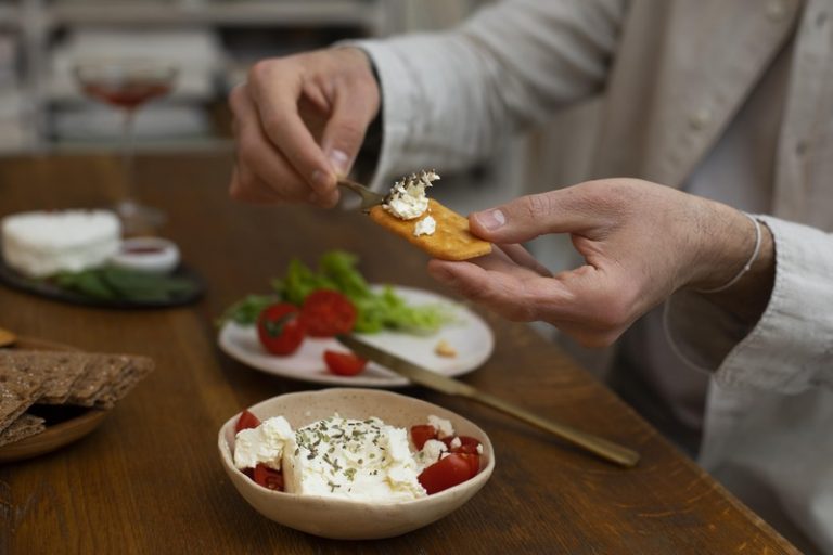 Une femme qui mange selon le régime MIND.