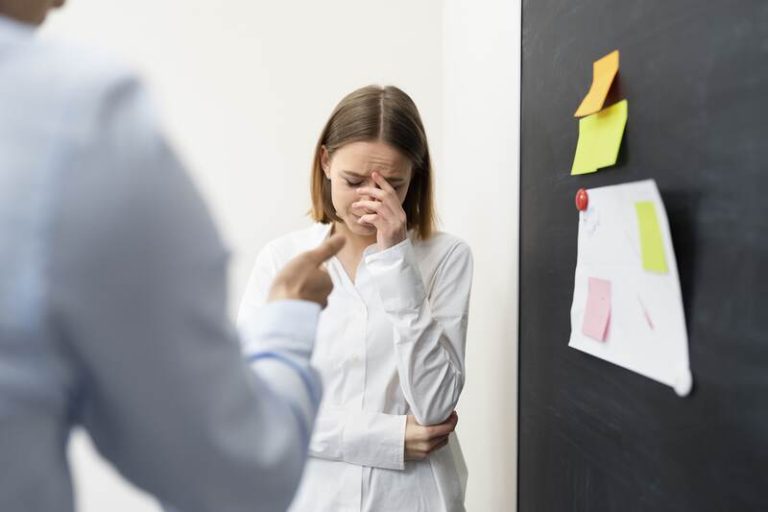 Une femme en stress au travail, au bord du burn-out.