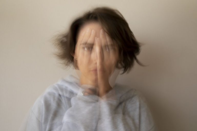 Une femme, à la santé mentale fragile, souffrant de troubles psychiques.