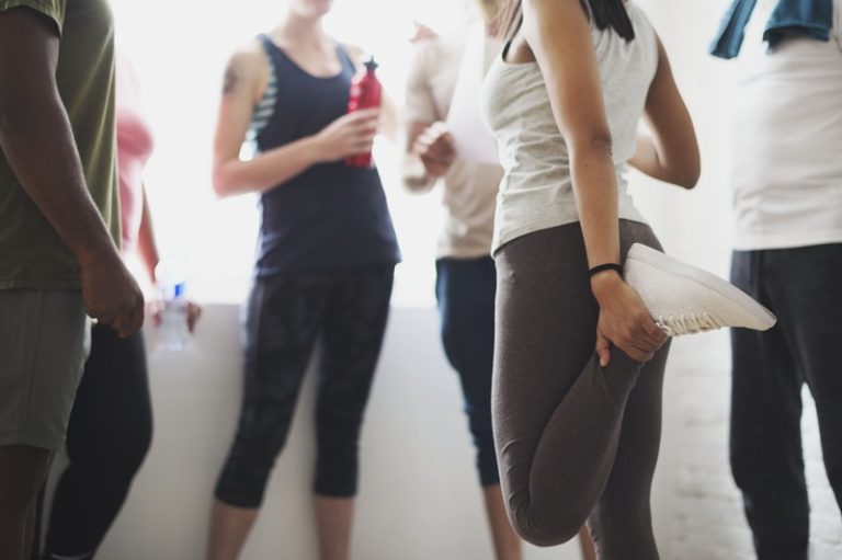 Des femmes atteintes de SEP qui pratiquent une activité physique comme traitement complémentaire.