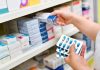 Une pharmacienne qui tient dans ses mains les nouvelles plaquettes réduites de benzodiazépines.